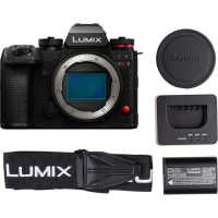 Panasonic Lumix S1RII with 24-60mm f/2.8 Lens Kit 2